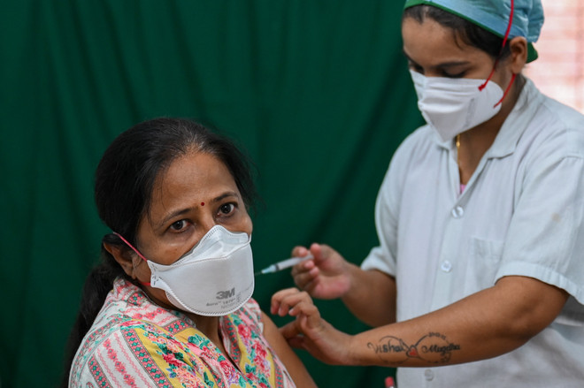 Tiêm vaccine AstraZeneca phòng COVID-19 cho người dân tại Mumbai, Ấn Độ. (Nguồn: AFP/TTXVN) Từ bài toán công bằng đến chủ động sử dụng hiệu quả vaccine ảnh 1
