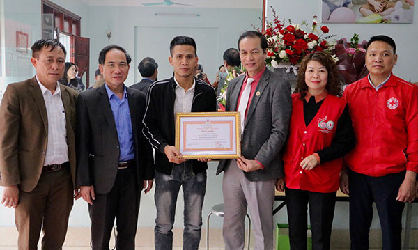 Hội Chữ thập đỏ Việt Nam trao Bằng khen cho 'người hùng' cứu bé 3 tuổi ảnh 1