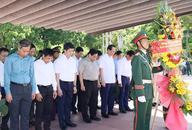 Thủ tướng viếng nghĩa trang liệt sỹ tại Thừa Thiên-Huế và Quảng Trị ảnh 2