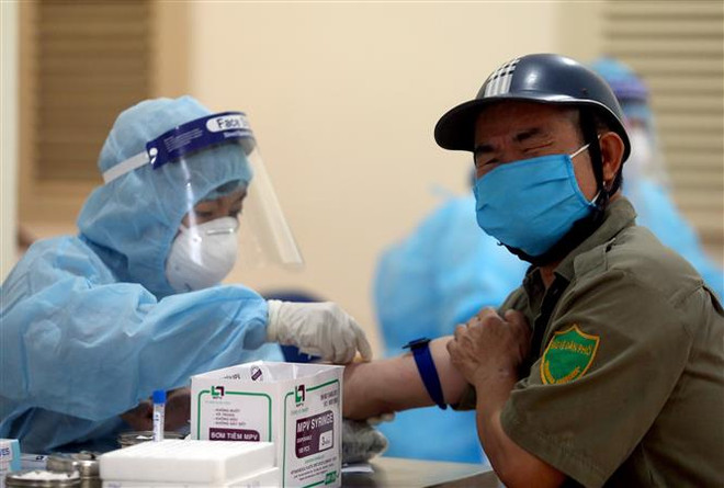 Xét nghiệm nhanh COVID-19 tại chợ Ngã Tư Sở, Hà Nội. (Ảnh: Huy Hùng/TTXVN) Việt Nam có thể làm chủ hai phương pháp xét nghiệm virus SARS-CoV-2 ảnh 1