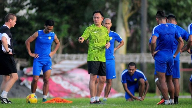 Huấn luyện viên trưởng đội tuyển Malaysia Ong Kim Swee và các học trò. (Nguồn: espnfc.com) Malaysia quyết hạ Việt Nam để sớm giành vé vào bán kết AFF Cup ảnh 1