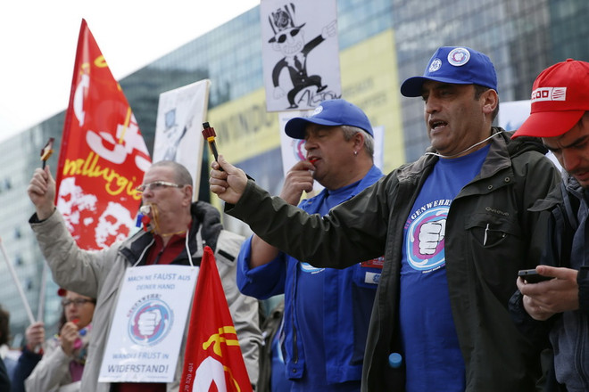 Nhân viên GE châu Âu biểu tình phản đối kế hoạch tái cơ cấu ảnh 1