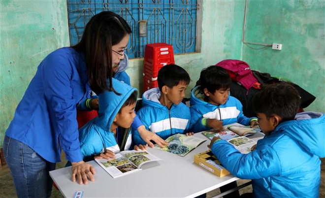 Trao tặng tủ sách Đinh Hữu Dư và chương trình Đông ấm cho em ảnh 1