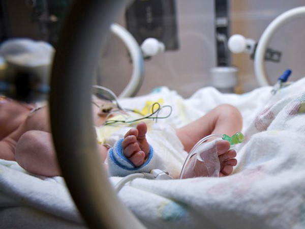 Anh: Trẻ sơ sinh tử vong vì dung dịch dinh dưỡng nhiễm khuẩn ảnh 1