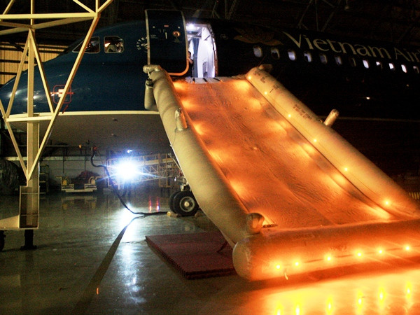 Vietnam Airlines diễn tập thoát hiểm khẩn nguy cất, hạ cánh ảnh 1