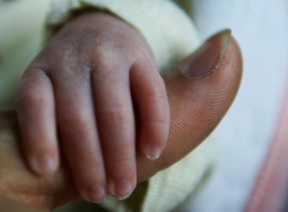 Ngỡ ngàng bà mẹ sinh con trong quán net rồi tiếp tục lướt mạng ảnh 1