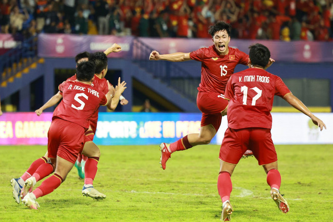 Niềm vui của cầu thủ U22 Việt Nam sau khi có bàn thắng gỡ hòa. (Ảnh: Hải An/Vietnam+) U22 Việt Nam 'đại chiến' U22 Indonesia ở bán kết SEA Games 32 ảnh 1