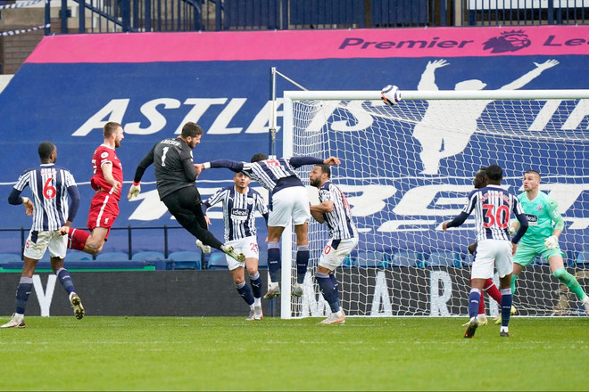 Thủ môn Alisson Becker bay người đánh đầu tung lưới West Brom. (Nguồn: Getty Images) Thủ môn Alisson ghi bàn, Liverpool giành chiến thắng nghẹt thở ảnh 1