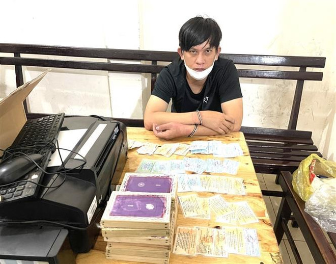 Đồng Nai: Bắt giữ đối tượng làm giả giấy tờ xe môtô, xe gắn máy ảnh 1