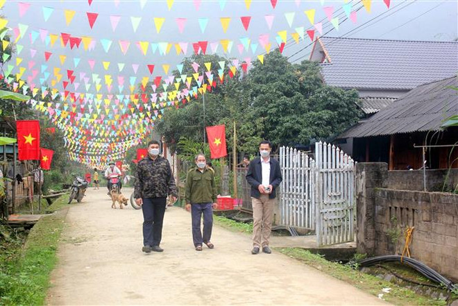 Đường nội thôn tại điểm tái định cư ở thôn Mường, xã Phù Lưu (Hàm Yên, Tuyên Quang) đã được bêtông hóa. (Ảnh: Vũ Quang/TTXVN) Tổ chức Phong trào thi đua xây dựng nông thôn mới giai đoạn 2021-2025 ảnh 2