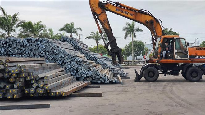 Giá nguyên vật liệu giảm kéo giá thép giảm tới 500.000 đồng mỗi tấn ảnh 1