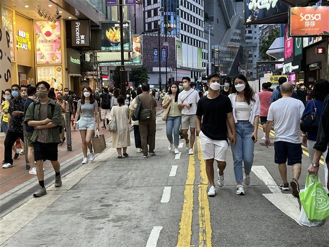 Người dân đi mua sắm tại khu vực Causeway Bay, Hong Kong. (Ảnh: Mạc Luyện/TTXVN) Hong Kong thực hiện nới lỏng giãn cách xã hội giai đoạn 2 ảnh 1