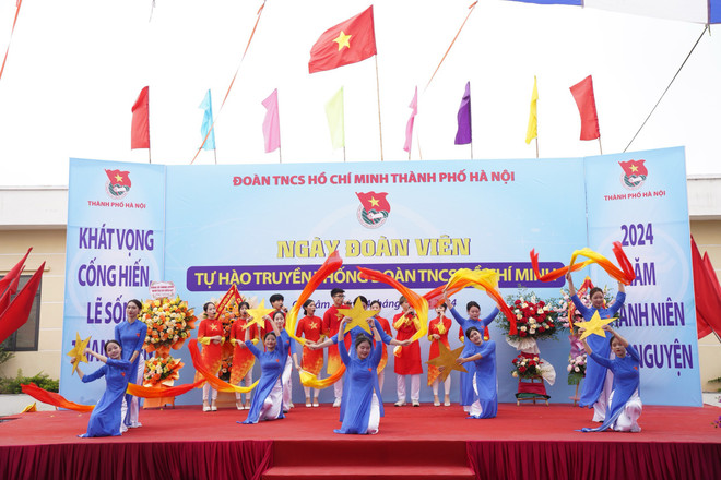 Hoạt động nghệ thuật đặc sắc, tôn vinh vẻ đẹp, con người Việt Nam từ các bạn trẻ. (Ảnh: PV/Vietnam+) z5279931446543_ff208e2cbba7c8d5fe5ba91048e709cd.jpg