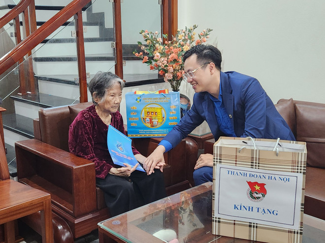 Tuổi trẻ Thủ đô thăm hỏi và tặng quà Mẹ Việt Nam Anh hùng và các đối tượng chính sách tại xã Yên Viên. (Ảnh: PV/Vietnam+) z5279931437770_a7b039d2b77b0fc480f7ece1f62f9f08.jpg