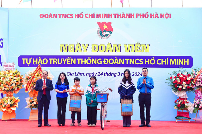 Ban tổ chức trao tặng quà cho các em học sinh có hoàn cảnh khó khăn. (Ảnh: PV/Vietnam+) z5279931351961_9503210663e78f9d113585aea3889ad1.jpg