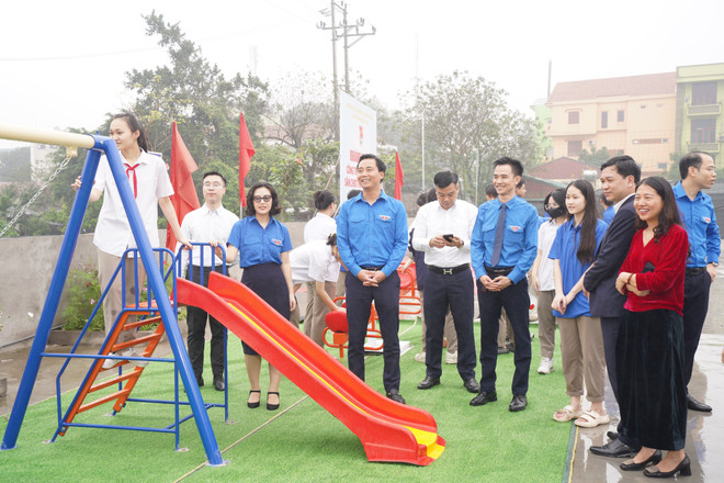 Khánh thành công trình sân chơi thanh thiếu nhi tại xã Bát Tràng. (Ảnh: PV/Vietnam+) z5279931421773_09306f2c2fcfef8ccd312a4e760fe210.jpg