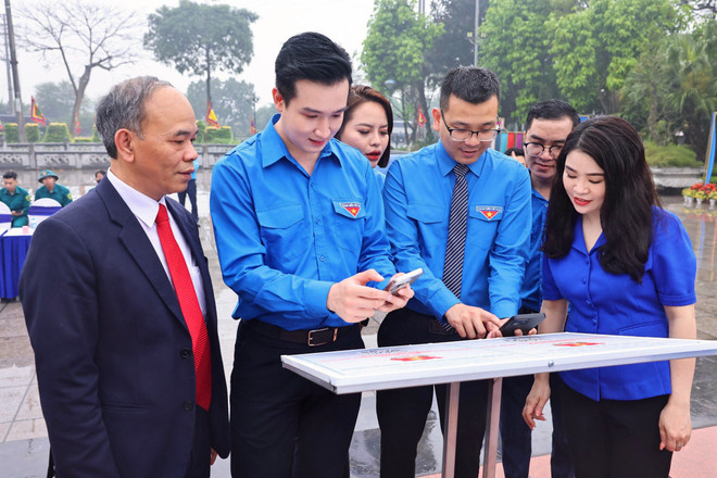 Khánh thành công trình thanh niên số hóa di tích ứng dụng công nghệ VR 360 tại Đền Bà Tấm, xã Dương Xá. (Ảnh: PV/Vietnam+) z5279931365991_5f5f2f9ea8400969c10350c5a9495d9c.jpg