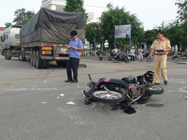 Xe khách va chạm với xe máy, hai mẹ con tử vong tại chỗ ảnh 1