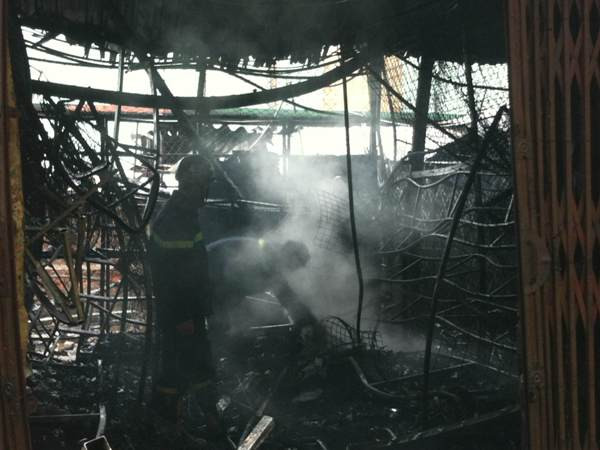 Hà Nội: Cơ bản dập được đám cháy ở chợ Nhà Xanh ảnh 1