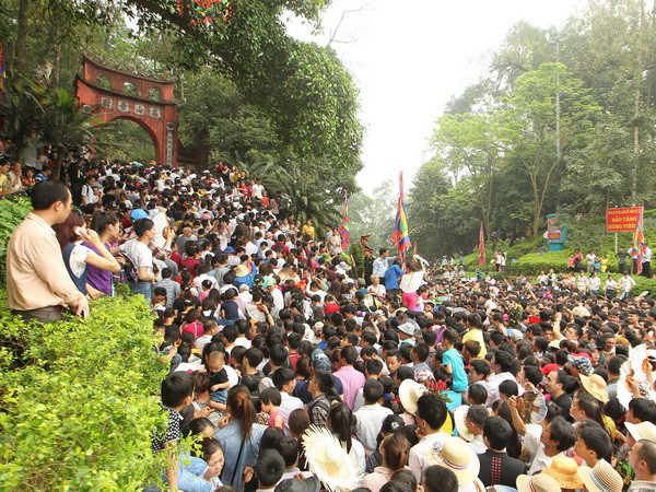 Bỏ thu phí tham quan, lượng khách về Đền Hùng tăng cao ảnh 1