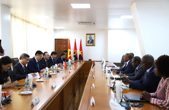 Trưởng ban Tuyên giáo Trung ương Nguyễn Trọng Nghĩa hội đàm với ông Manuel Domigos Augusto, Ủy viên Bộ Chính trị, Bí thư phụ trách đối ngoại của Đảng MPLA và ông Esteves Carlos Hilário, Ủy viên Bộ Chính trị, Bí thư phụ trách thông tin và truyền thông Đảng MPLA. (Ảnh: Hồng Minh/TTXVN) ttxvn_nguyen trong nghia angola 2 (3).jpg
