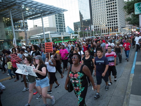 Hàng nghìn người Mỹ biểu tình phản đối cảnh sát bắn người da màu ảnh 1