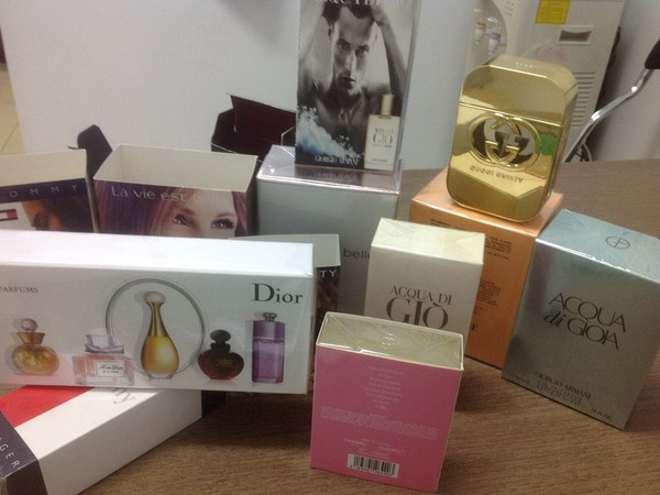 Phát hiện gần 1.700 lọ nước hoa giả nhãn hiệu nổi tiếng ảnh 1