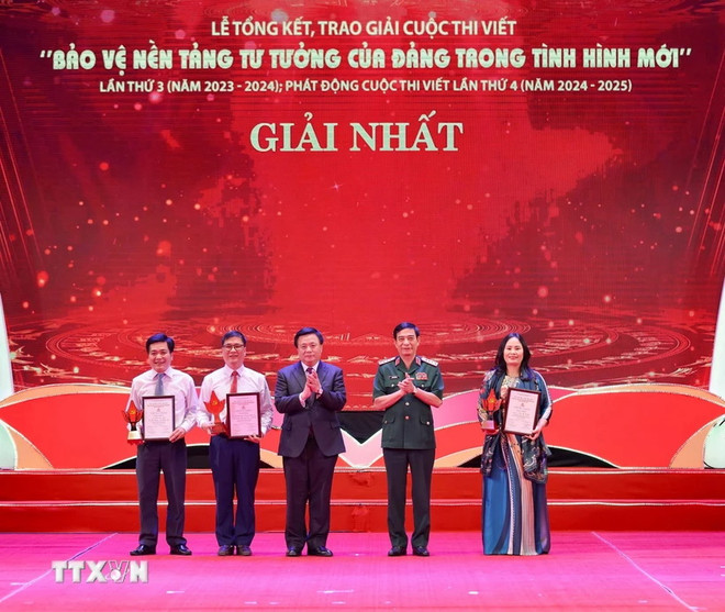 Đại tướng Phan Văn Giang, Ủy viên Bộ Chính trị, Bộ trưởng Bộ Quốc phòng và ông Nguyễn Xuân Thắng, Ủy viên Bộ Chính trị, Chủ tịch Hội đồng Lý luận Trung ương, Giám đốc Học viện Chính trị Quốc gia Hồ Chí Minh trao giải cho các tác giả, nhóm tác giả đoạt giải Nhất cuộc thi viết " Bảo vệ nền tảng tư tưởng của Đảng trong tình hình mới." (Ảnh: Thanh Tùng/TTXVN) 2006nentangtutuong3.jpg