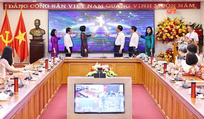 Trưởng Ban Tuyên giáo Trung ương Nguyễn Trọng Nghĩa, Tổng Giám đốc TTXVN Vũ Việt Trang cùng các lãnh đạo Ban Tuyên giáo Trung ương và TTXVN thực hiện nghi thức ra mắt Chuyên trang thông tin của TTXVN về bảo vệ nền tảng tư tưởng của Đảng, đấu tranh phản bác các luận điệu sai trái của các thế lực thù địch. (Ảnh: Minh Đức/TTXVN) TTXVN_2006nentangtutuong1.jpg