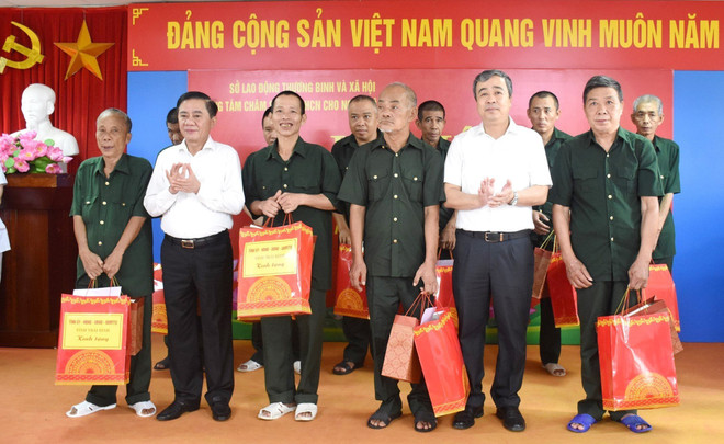 Chủ nhiệm Ủy ban Kiểm tra Trung ương Trần Cẩm Tú (trái) cùng Bí thư tỉnh ủy Thái Bình Ngô Đông Hải (phải) trao quà cho các thương binh, bệnh binh nặng. (Ảnh: Thế Duyệt/ TTXVN) TTXVN_2307TranCamtu2.jpg