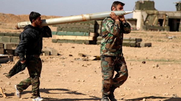Binh lính Syria chuẩn bị tên lửa tấn công vị trí của nhóm IS ở tỉnh Raqqa. (Nguồn: AP) Sự kiện quốc tế từ 20-26/6: Thế giới chấn động vì Brexit ảnh 2