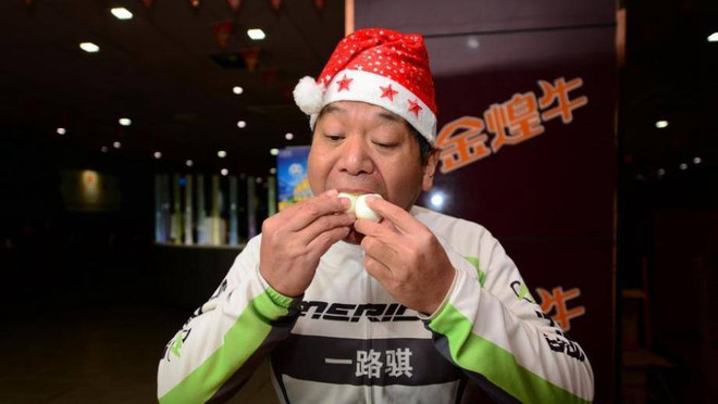 Người đàn ông thử thách khả năng ăn uống với 160 quả trứng ảnh 2