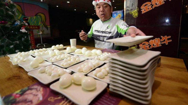 Người đàn ông thử thách khả năng ăn uống với 160 quả trứng ảnh 3