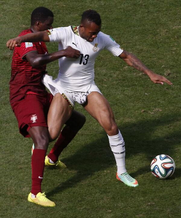 Tiền đạo Ghana bị cầu thủ Bồ Đào Nha kéo suýt rách quần ảnh 3