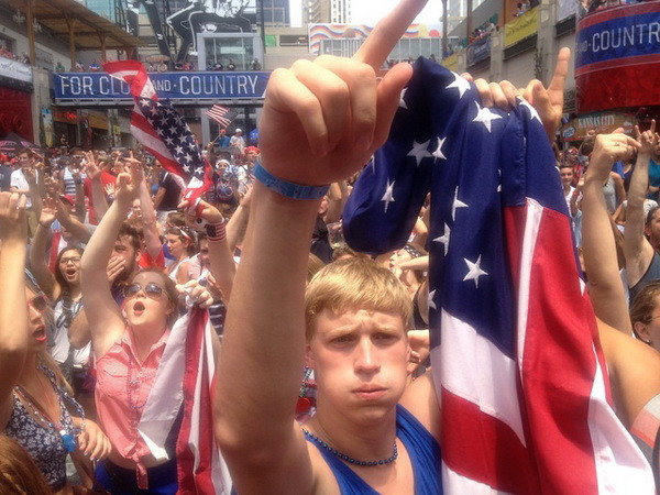 Cổ động viên Mỹ "phát cuồng" khi đội nhà vào vòng knock-out ảnh 1