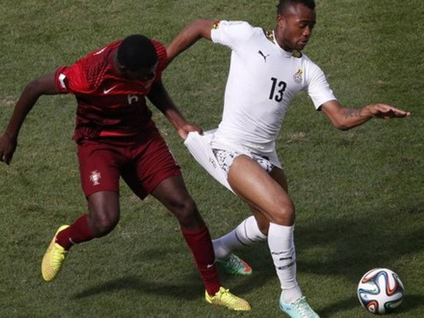 Tiền đạo Ghana bị cầu thủ Bồ Đào Nha kéo suýt rách quần ảnh 2