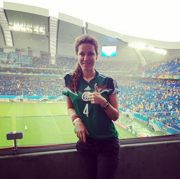 Vợ và bạn gái các cầu thủ hâm nóng World Cup 2014 ảnh 8
