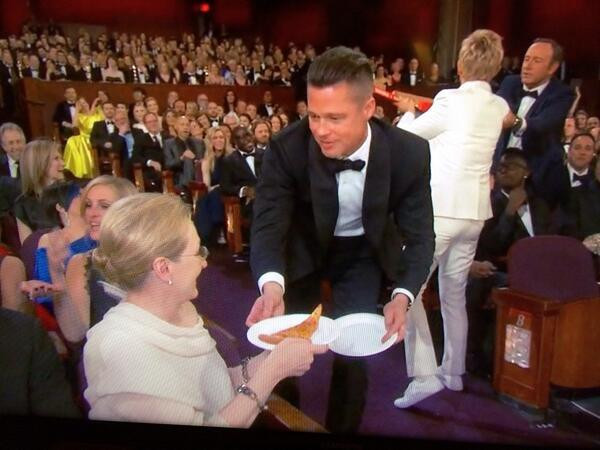 MC lễ trao giải Oscar phát bánh pizza cho các sao ảnh 2