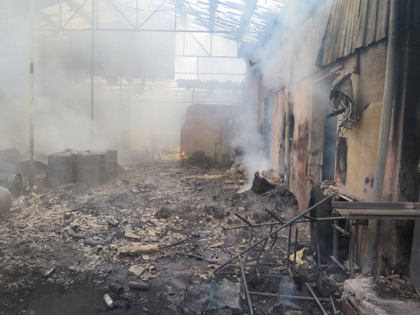 Hỏa hoạn thiêu rụi một phần lớn kho hóa chất tại TP.HCM ảnh 1