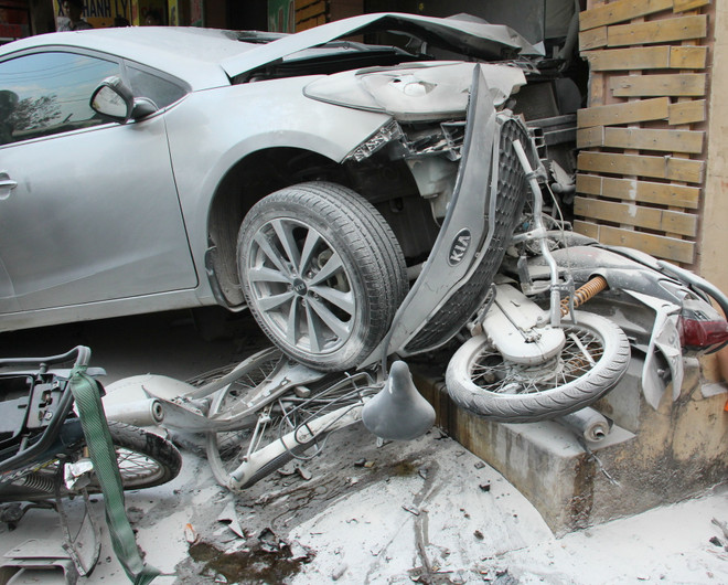 Xe du lịch tông liên hoàn vào 8 xe máy làm nhiều người bị thương ảnh 1