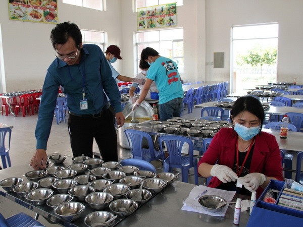 Bình Dương thanh tra 10 trường học liên quan vụ thực phẩm “bẩn” ảnh 1