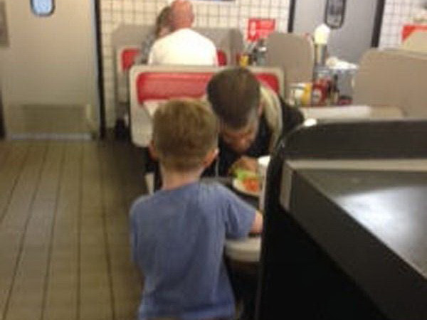 Cảm động trước tình cảm của cậu bé 5 tuổi dành cho người vô gia cư ảnh 1