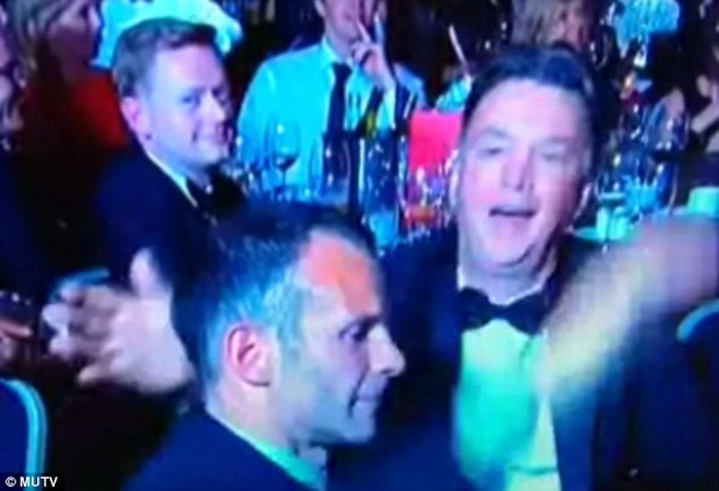 Hình ảnh van Gaal bạt tai Ryan Giggs trong bữa tiệc tổng kết ảnh 1