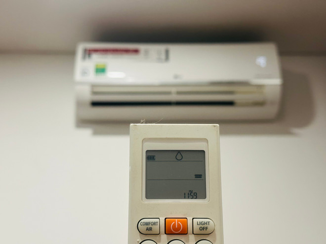 Bật điều hòa ở chế độ khô để căn phòng khô ráo trong những ngày ẩm ướt. (Ảnh: Bích Hằng/Vietnam+) che-do-dry-1417.jpg