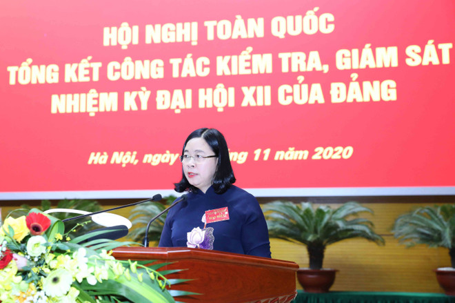 Đồng chí Bùi Thị Thu Hoài, Ủy viên Trung ương Đảng, Phó Chủ nhiệm Ủy ban Kiểm tra Trung ương trình bày Báo cáo tổng kết công tác kiểm tra, giám sát nhiệm kỳ Đại hội XII. (Ảnh: Phương Hoa/TTXVN) Cán bộ kiểm tra phải là những chiến sỹ bản lĩnh, phải liêm, phải sạch ảnh 3