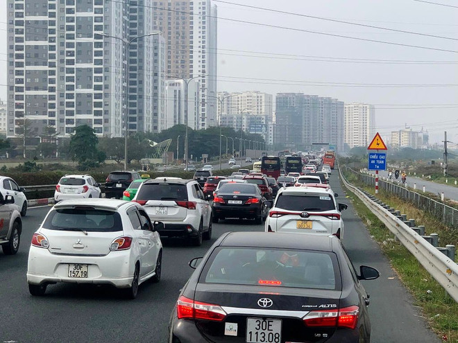 Tại cửa cửa ngõ Thủ đô, dòng người và phương tiện tăng cao so với những ngày trước, càng về chiều lượng phương tiện càng đông đúc vào thành phố Hà Nội. (Ảnh: Việt Hùng/Vietnam+) Ngày cuối kỳ nghỉ Tết: Người dân lỉnh kỉnh đồ đạc trở lại Thủ đô ảnh 7