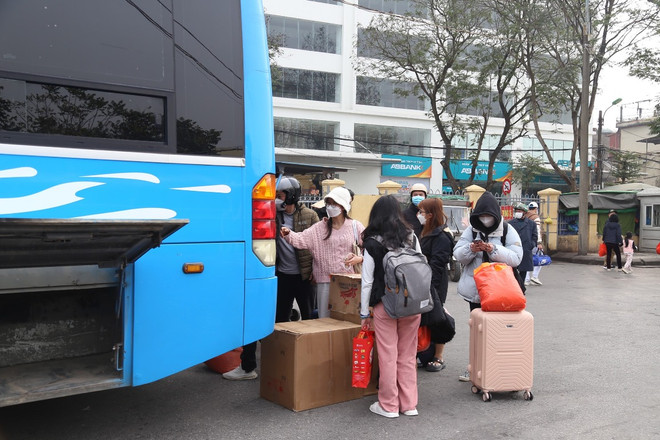 Người dân đi xe khách trở về Thủ đô sau kỳ nghỉ Tết Nguyên đán Quý Mão 2023 kéo dài 7 ngày. (Ảnh: Việt Hùng/Vietnam+) Ngày cuối kỳ nghỉ Tết: Người dân lỉnh kỉnh đồ đạc trở lại Thủ đô ảnh 1