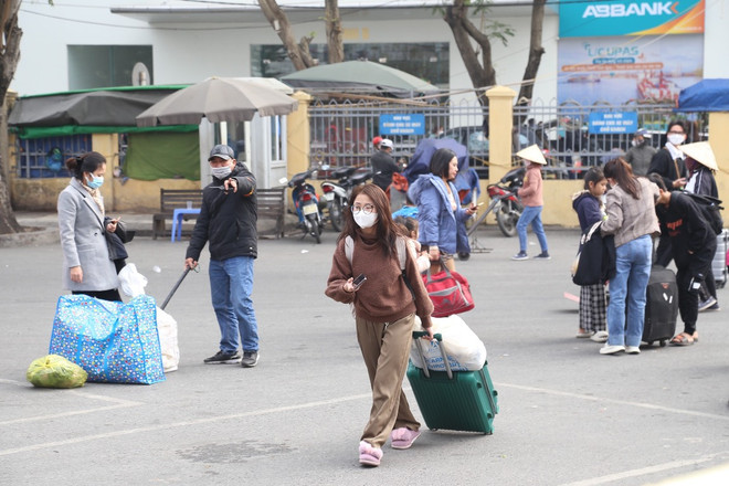 Ai cũng lỉnh kỉnh đồ đạc sau kỳ nghỉ Tết kéo dài. (Ảnh: Việt Hùng/Vietnam+) Ngày cuối kỳ nghỉ Tết: Người dân lỉnh kỉnh đồ đạc trở lại Thủ đô ảnh 3