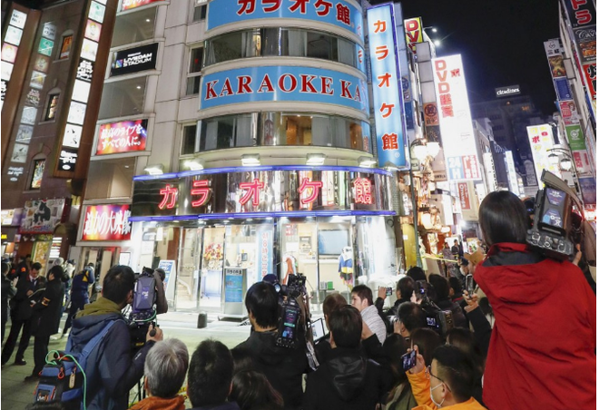 Một người đàn ông bị bắn trong thang máy quán karaoke ảnh 1