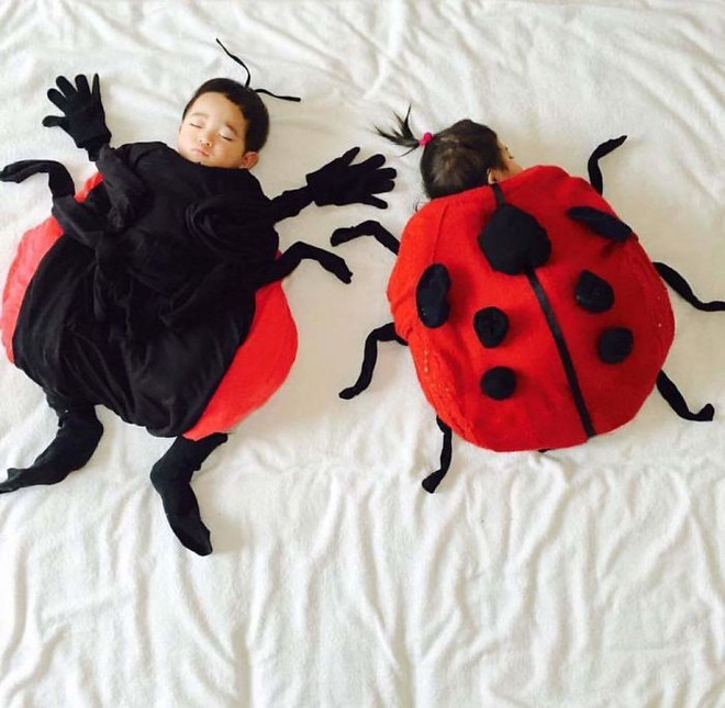 Bộ ảnh giấc ngủ thiên thần siêu dễ thương của một cặp song sinh ảnh 5